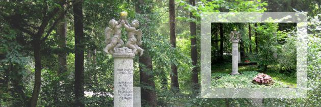 Gräberfeld im Waldfriedhof mit Stehle